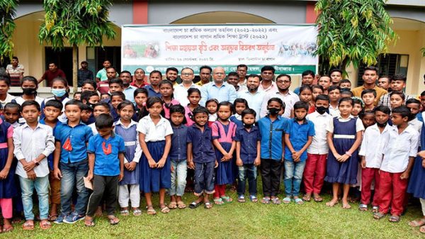 শ্রীমঙ্গলে শিক্ষাবৃত্তি পেল চা শ্রমিকের সন্তানরা - Natun Sylhet