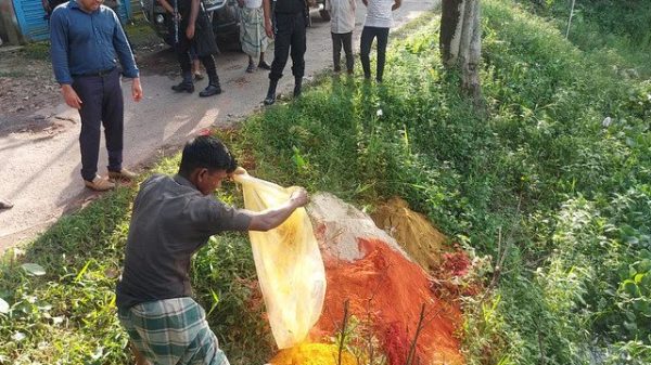 ধানের কুঁড়া ও কাঠের গুঁড়া দিয়ে তৈরি হচ্ছিল মরিচ–হলুদের গুঁড়া