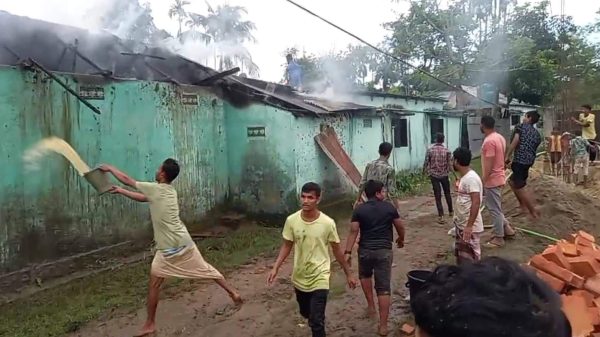 সিলেটে অগ্নিকান্ডে দোকান ও পাঁচ বসতঘর ভস্মিভূত - Natun Sylhet