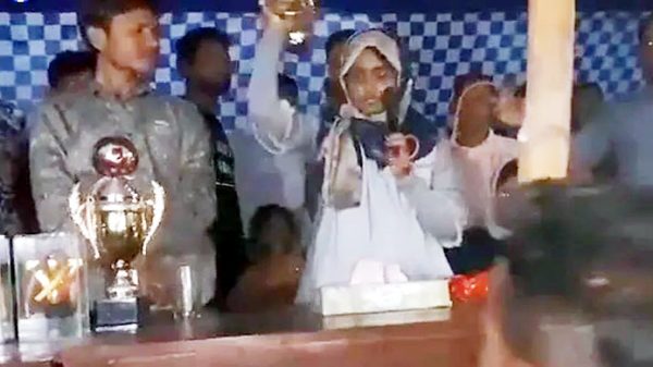 টুর্নামেন্টের ট্রফি বিতরণ না করে আছড়ে ভাঙলেন ইউএনও - Natun Sylhet