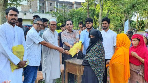 নিম্নআয়ের মানুষদের বস্ত্র বিতরণ করল ময়মনসিংহ স্টুডেন্ট অ্যাসোসিয়েশন - Natun Sylhet