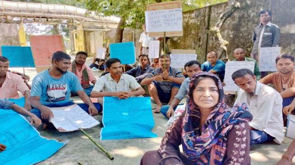 ছাতক সিমেন্ট কারখানার অস্থায়ী শ্রমিকদের চাকুরী বহালের দাবিতে মানববন্ধন - Natun Sylhet