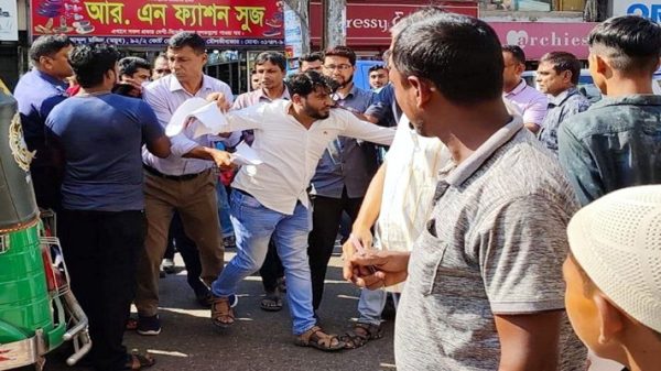 লিফলেট বিতরণে ‘পুলিশের বাধা’, জেলা ছাত্রদলের সভাপতিসহ আটক ৪ - Natun Sylhet