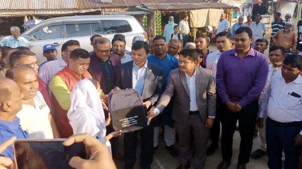তাহিরপুরে শিক্ষার্থীদের মধ্যে স্কুল ব্যাগ বিতরণ করলেন জেলা প্রশাসক  - Natun Sylhet