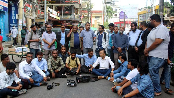 সিলেটে হক সুপার মার্কেট ব্যবসায়ীদের সাংবাদিকের উপর হামলা, সড়ক অবরোধ - Natun Sylhet