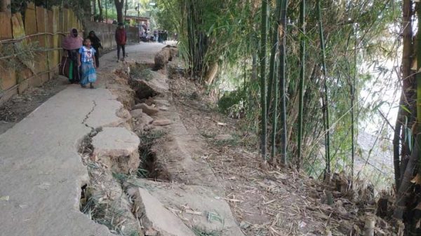 কানাইঘাট পৌরসভার সুরমা ডাইকে ‘হঠাৎ’ ভাঙন, ঝুঁকিতে স্থাপনা - Natun Sylhet