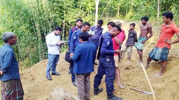 মৌলভীবাজারে টিলা কেটে ঘর নির্মাণ, একজনকে জরিমানা - Natun Sylhet