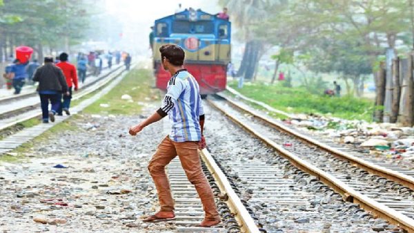 সিলেটে ট্রেনে কাটা পড়ে অজ্ঞাত যুবকের মৃত্যু - Natun Sylhet