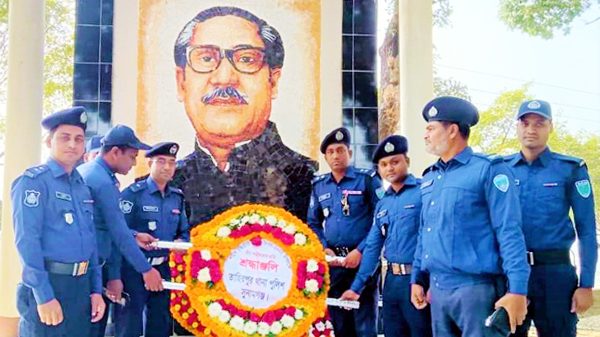 শহীদ বুদ্ধিজীবীদের শ্রদ্ধা জানিয়ে পুলিশের পুষ্পস্তবক অর্পণ - Natun Sylhet