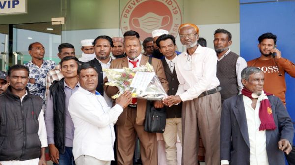 আলহাজ্ব লাকি মিয়াকে ওসমানী বিমানবন্দরে সংবর্ধনা - Natun Sylhet