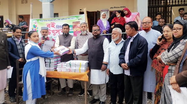 জহির-তাহির মেমোরিয়াল উচ্চ বিদ্যালয়ে শিক্ষার্থীদের মাঝে বই বিতরণ - Natun Sylhet