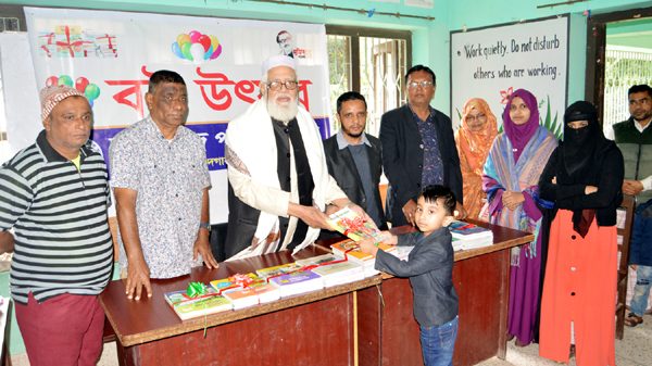 সানরাইজ পাবলিক স্কুলের শিক্ষার্থীদের মাঝে নতুন বই বিতরণ - Natun Sylhet