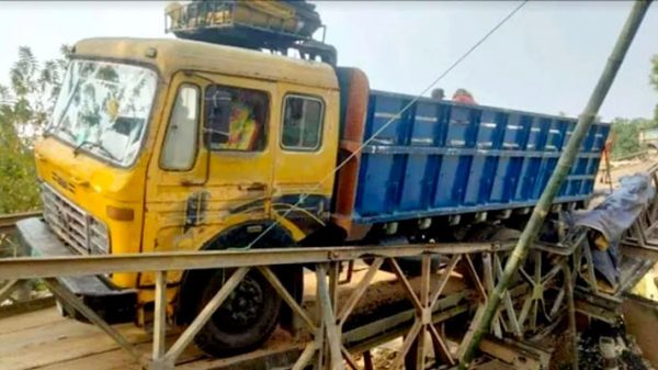ট্রাক ওঠা মাত্রই ভেঙে পড়ল সেতু, দুর্ভোগে জনসাধারণ - Natun Sylhet