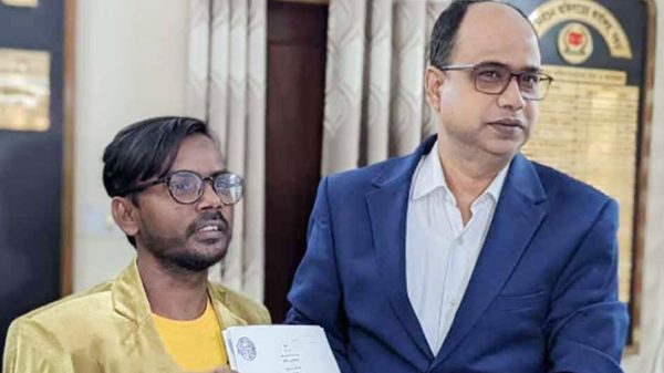সংসদ নির্বাচনে মনোনয়নপত্র কিনেছেন হিরো আলম - Natun Sylhet