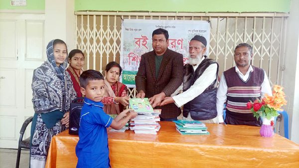 শান্তিগঞ্জে চিকারকান্দি সঃ প্রাঃ বিদ্যালয়ে বই বিতরন - Natun Sylhet