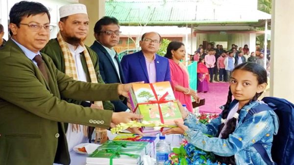 নতুন বছরে বিনামূল্যে বই বিতরণ করলেন জেলা প্রশাসক - Natun Sylhet
