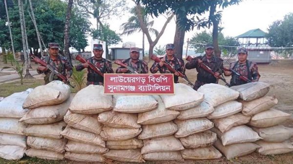 তাহিরপুর সীমান্তে কয়লা বিপুল পরিমাণ মদের চালান আটক - Natun Sylhet