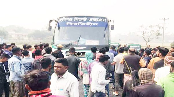 হবিগঞ্জে বাসচাপায় নারী নিহত, মহাসড়ক অবরোধ করে বিক্ষোভ - Natun Sylhet