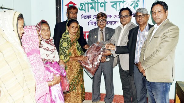 শীতার্ত ভিক্ষুকদের মাঝে গ্রামীণ ব্যাংক সিলেট যোন’র শীতবস্ত্র বিতরণ - Natun Sylhet