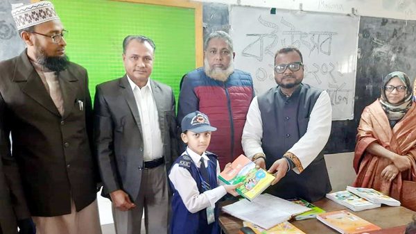 কিশলয় কিন্ডারগার্টেন’র শিক্ষার্থীদের মাঝে নতুন বই বিতরণ - Natun Sylhet