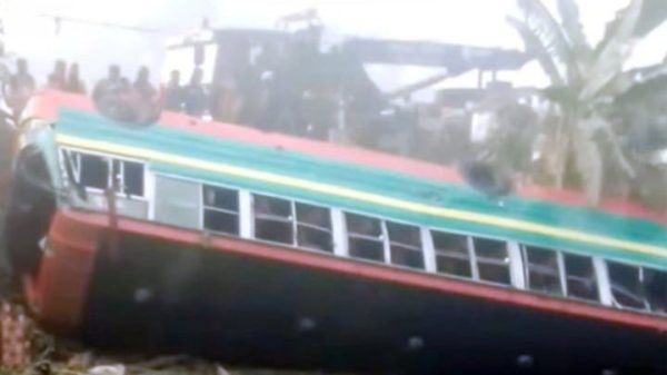 মহাসড়কে নিয়ন্ত্রণ হারিয়ে খাদে বাস, আহত ২০ - Natun Sylhet