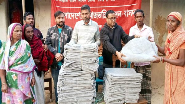 চা শ্রমিকদের মাঝে বাসদ এর শীতবস্ত্র বিতরণ - Natun Sylhet